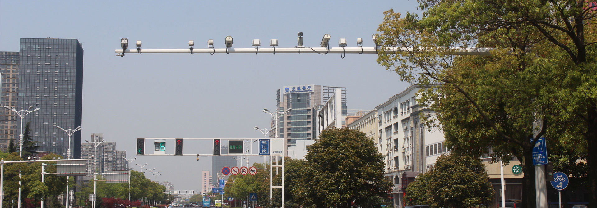 道（dào）路監控立杆