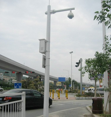 橫臂1米高6.5米（mǐ）八角（jiǎo）監控杆